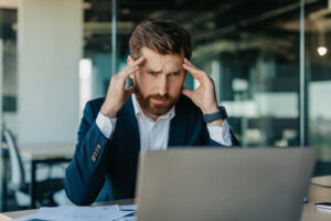 Zmartwiony przedsiębiorca pozostający poza siecią networkingową