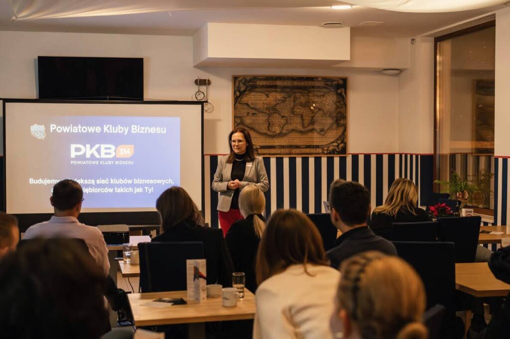 Dyrektor powiatowy Małgorzata Zając w trakcie kameralnego spotkania