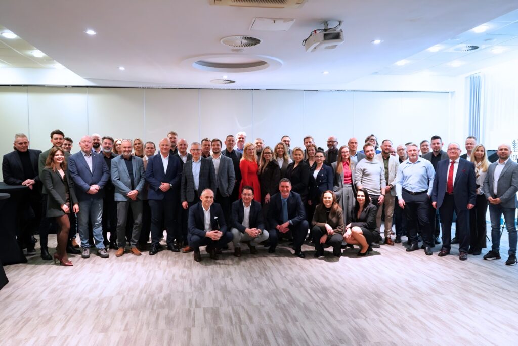 Zdjęcie zbiorowe z dużego spotkania biznesowego PKB314